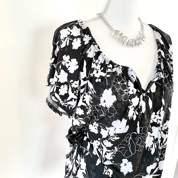 NEW Women’s Short Sleeve Floral Banded Hem Top - Picture 6 of 14